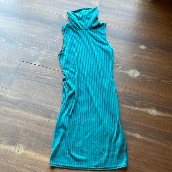 Emerald green mini dress body con with turtleneck - Picture 2 of 5